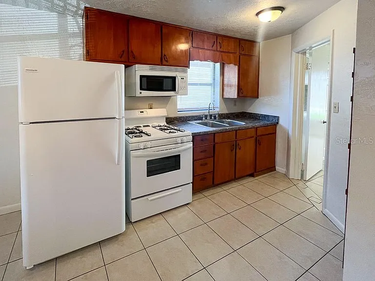 1406 SW 18th Pl #2 — Photo 3