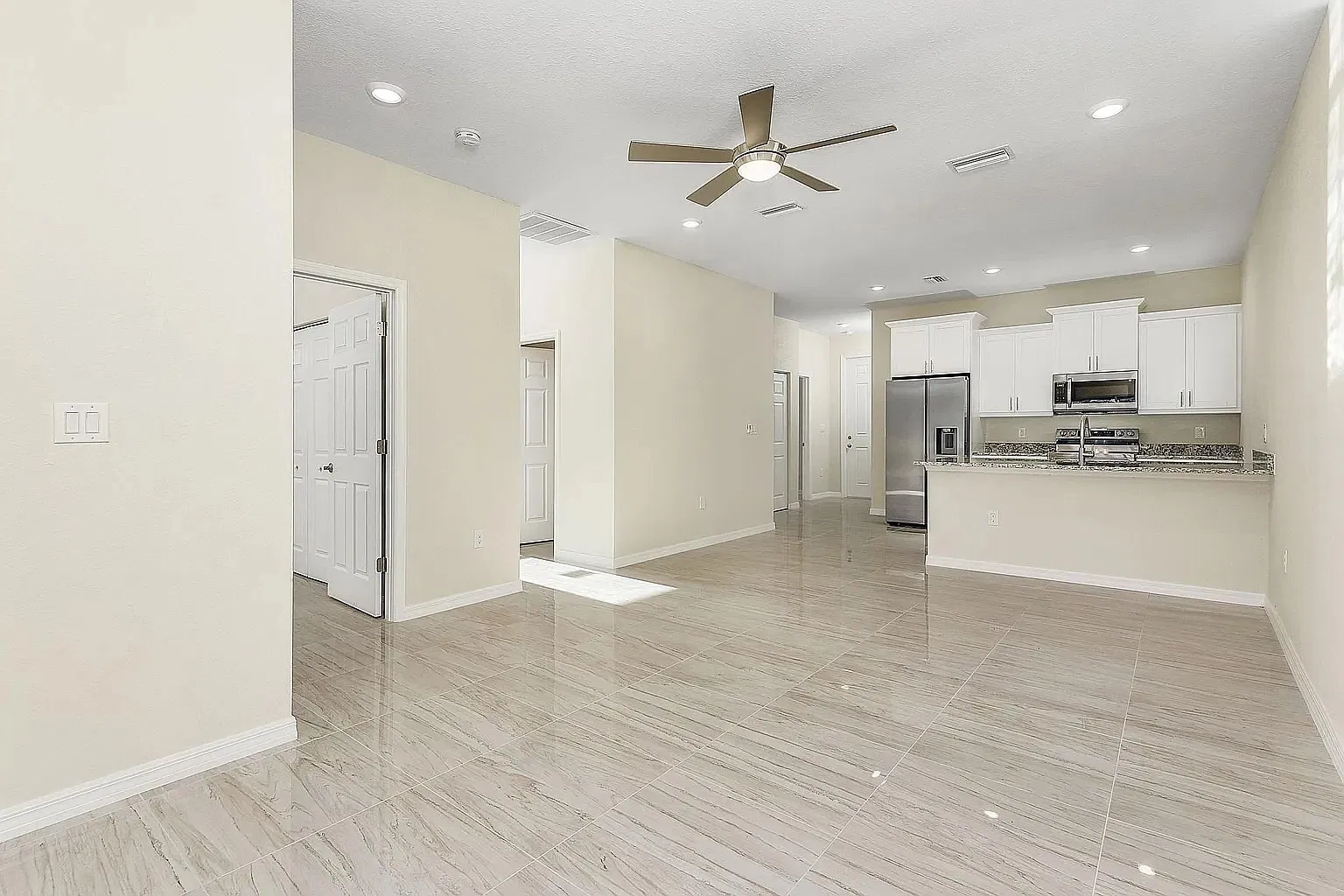 3 bed, 1200 sqft, $1,450 — Photo 2