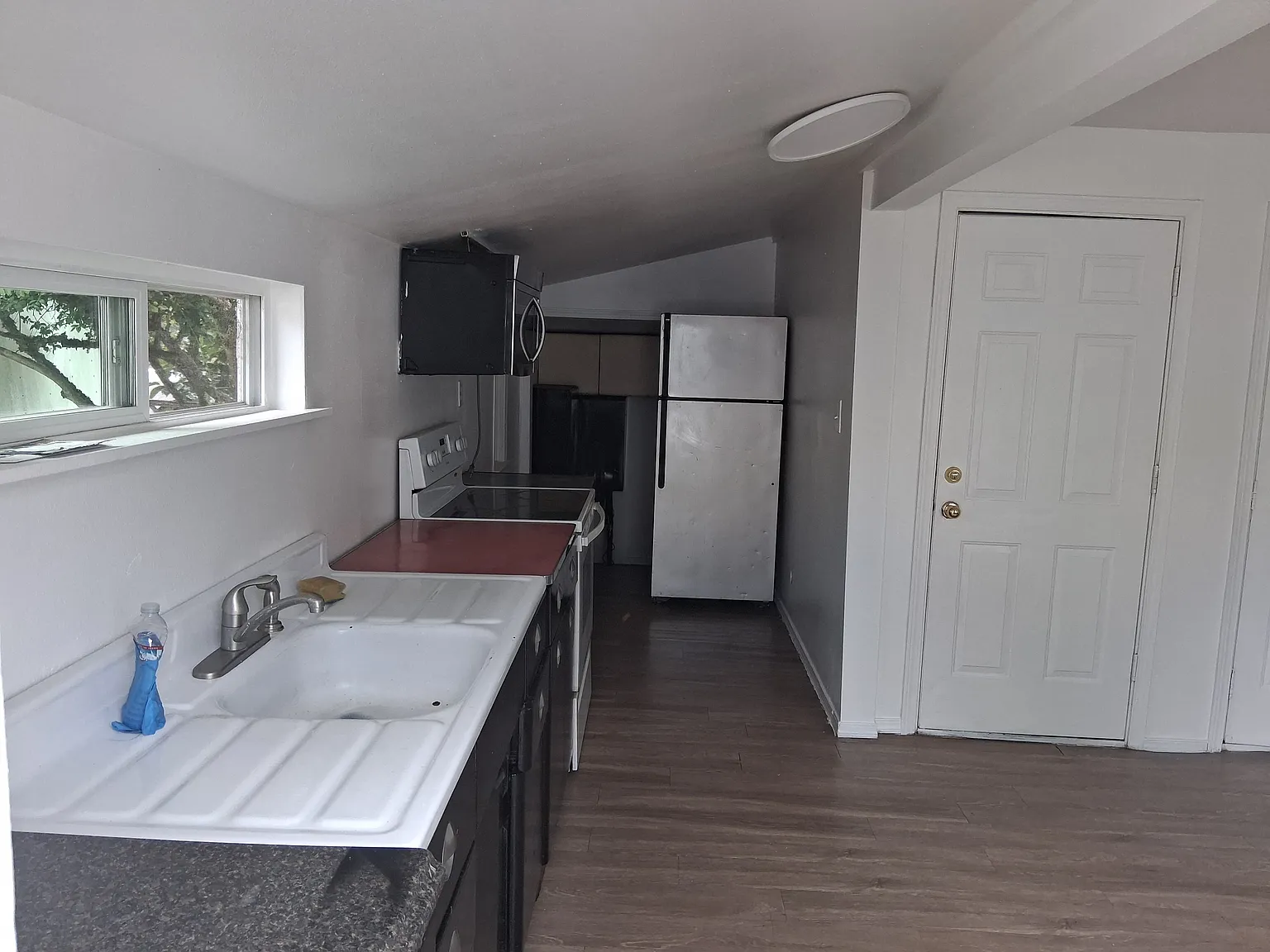 4 bed, 600 sqft, $2,400 — Photo 3