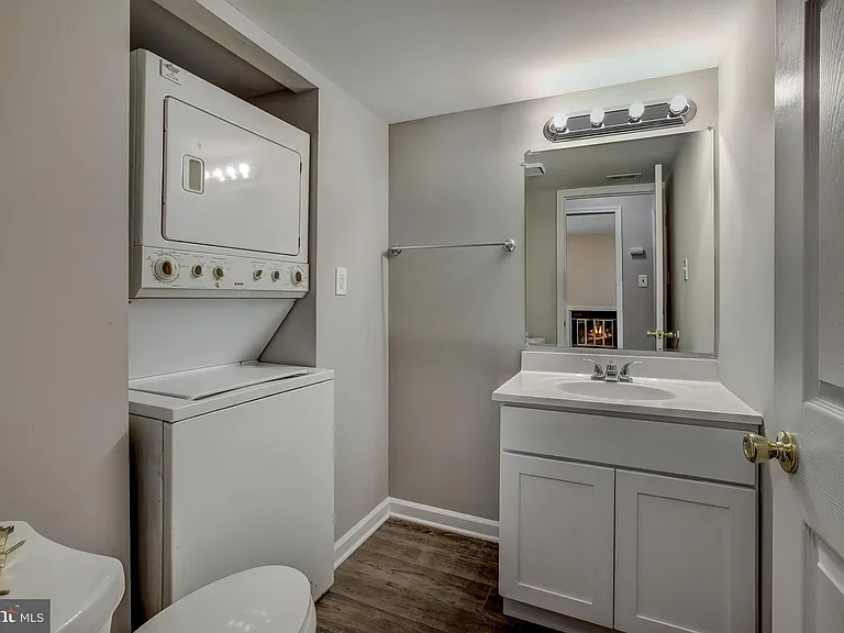 1105 Berwyck Ct — Photo 8