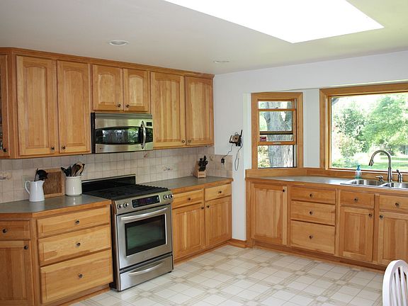 bright, spacious eat-in kitchen