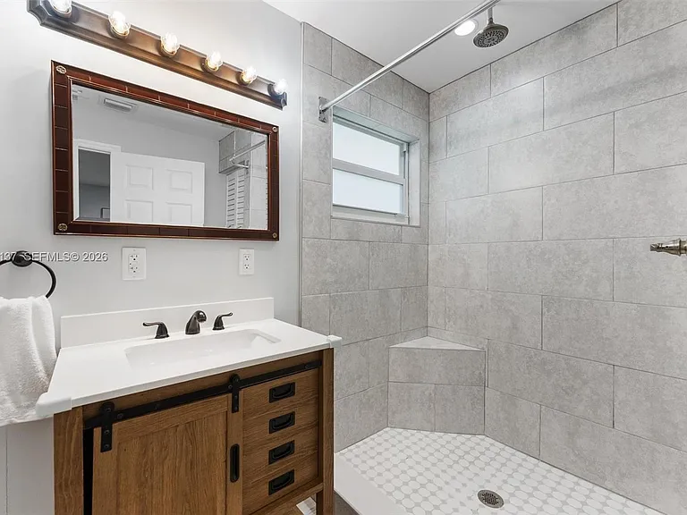 230 SW 12th Ave — Photo 36