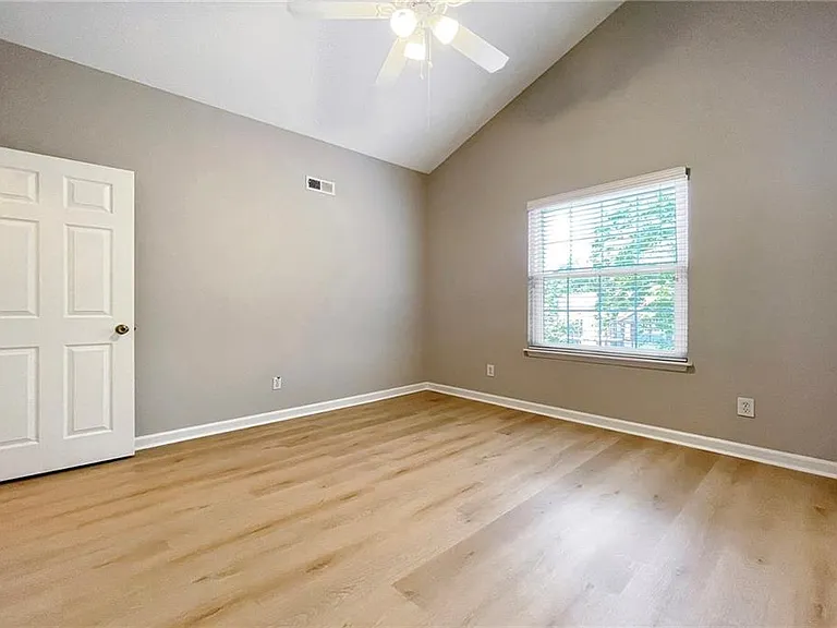 901 Wentworth Ct — Photo 13