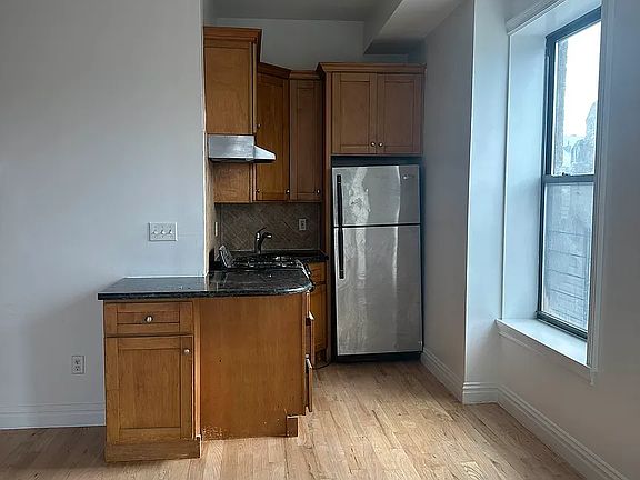 3rd image of 214 21st St APT 4R