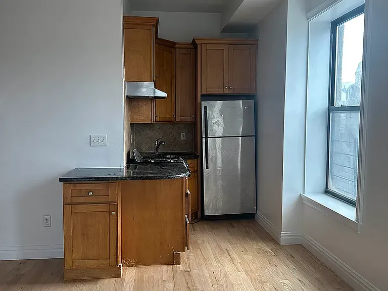 214 21st St #4R — Photo 3