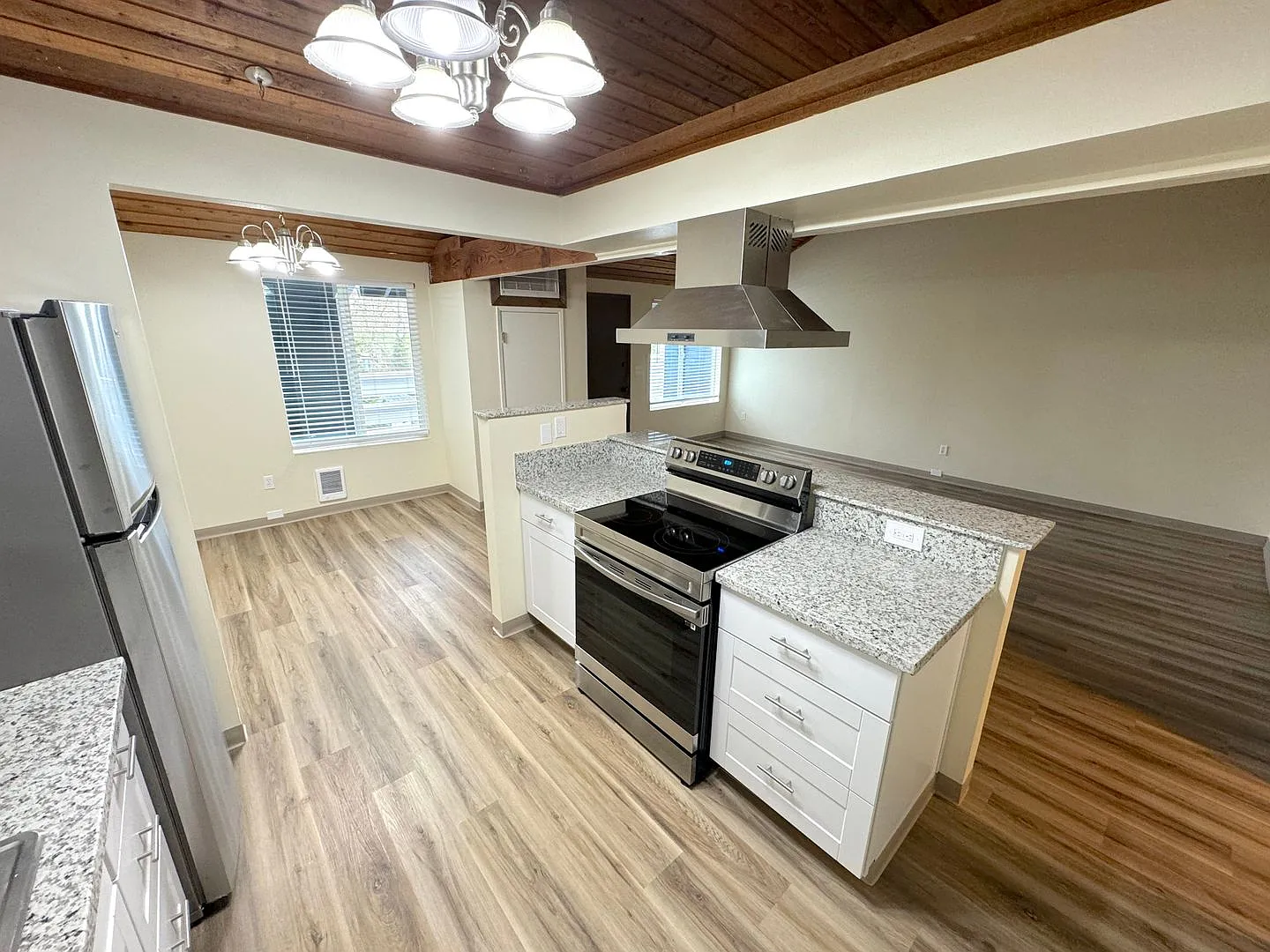 (946) 2780-J - Beautiful Updated 2-bedroom/1-bath — Photo 4