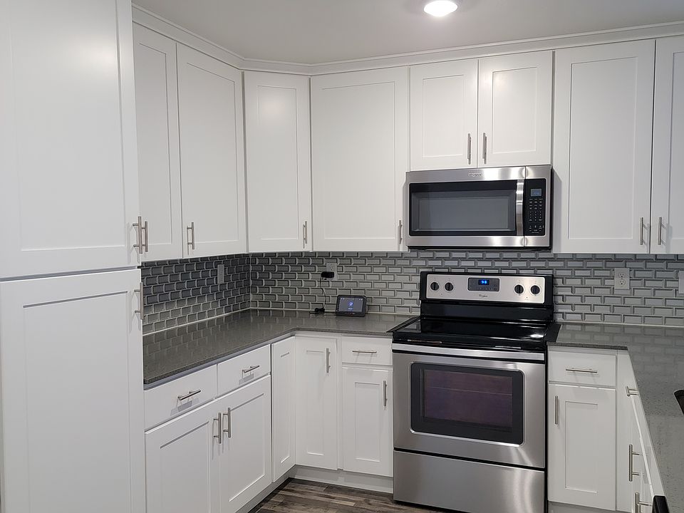 Kitchen (lots of cabinet space)