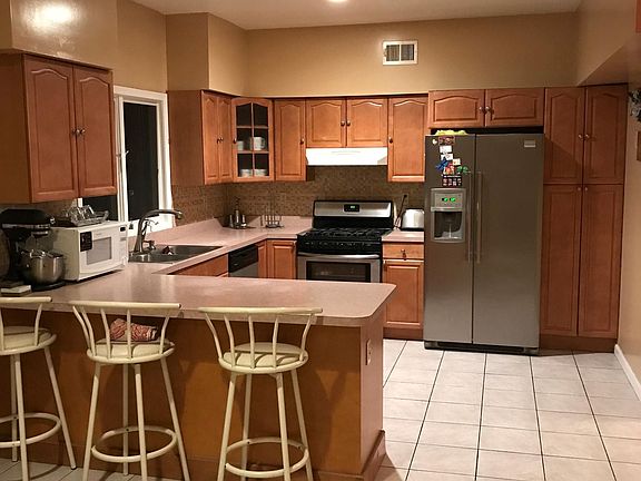 Kitchen w/ barstools and counter space