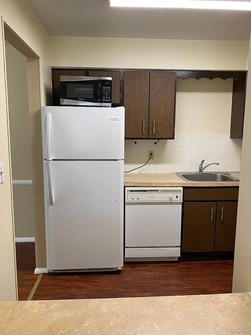 Locust Apartments 7125 — Photo 3