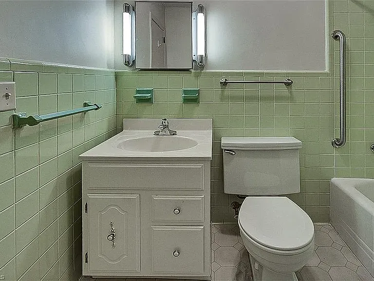 223 Rich Ave — Photo 15