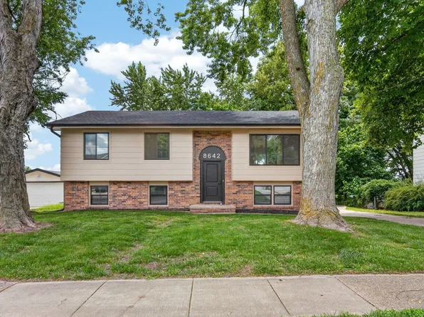 8642 Sunny Hill Dr, Clive, IA 50325