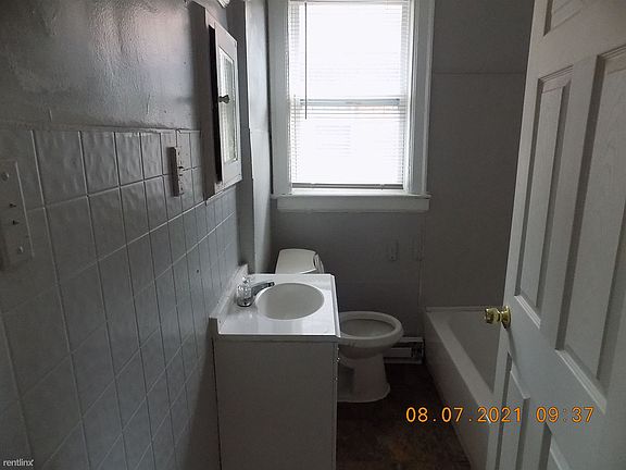 upper unit bathroom
