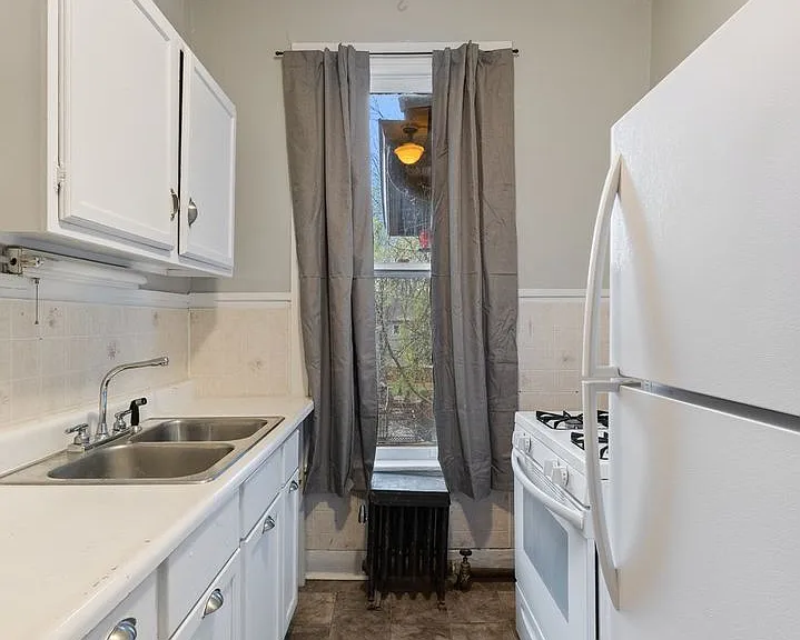 Essex Apartments — Photo 26
