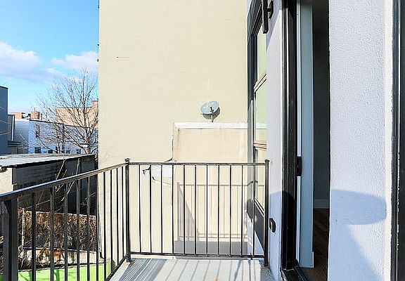 4th image of 1409 Bryant Ave APT 4B