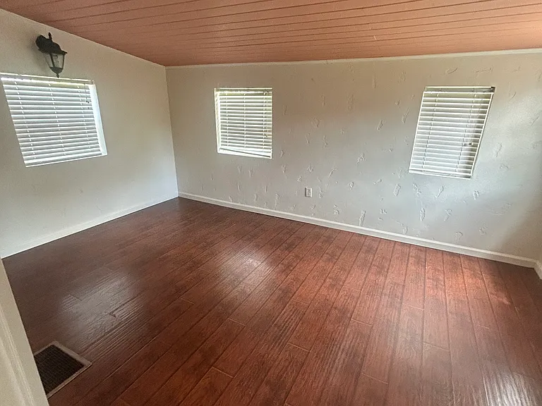 4843 Lexington Ave — Photo 10