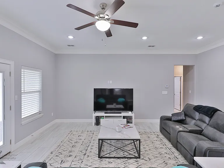3126 Oakley St — Photo 3
