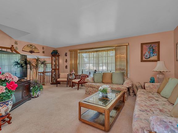 3rd image of 213 Hampshire Ln