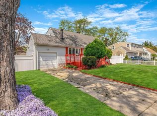 59 Walton St, Brentwood, NY 11717