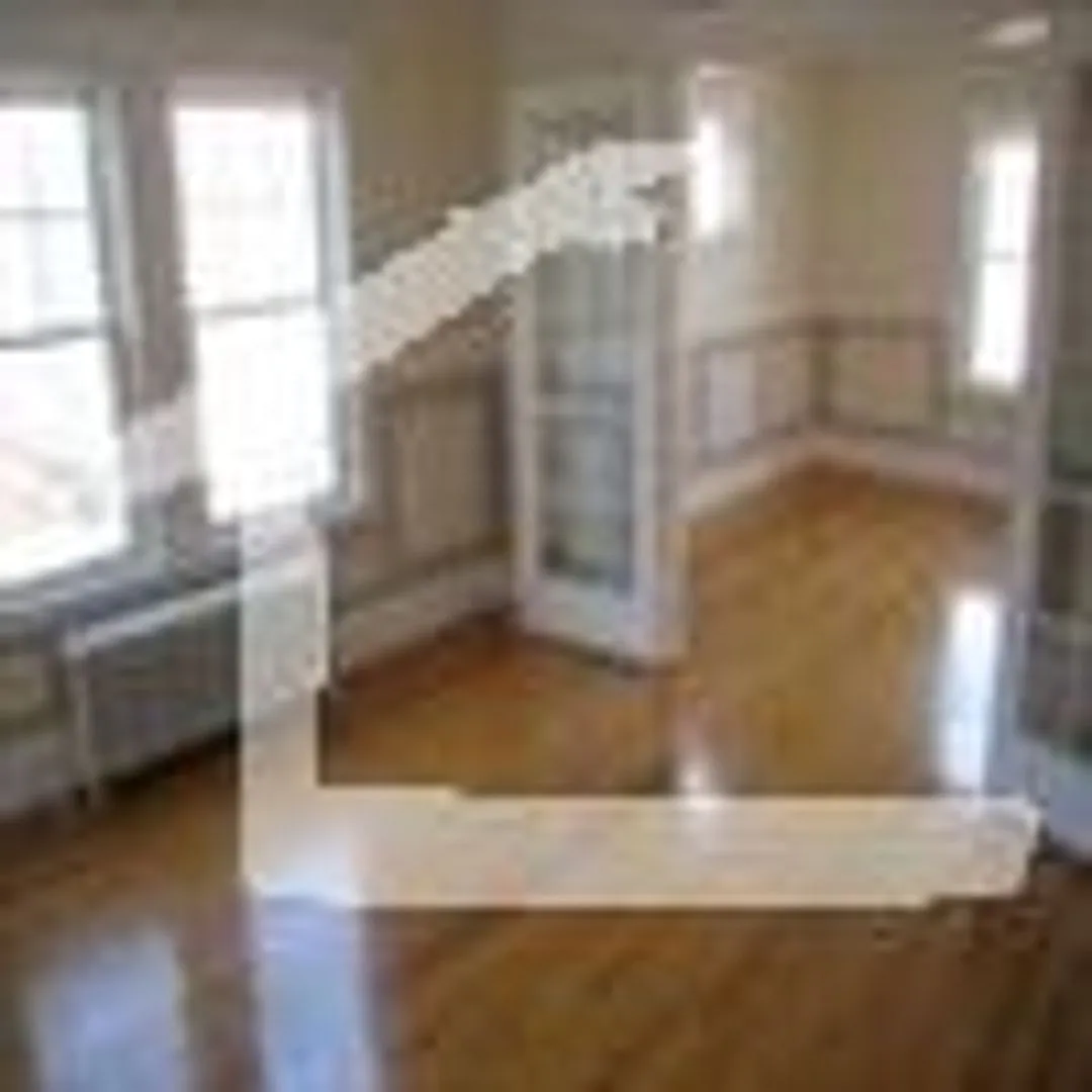 2 Bed Modern and Renovated close to Brighton Center — Photo 3