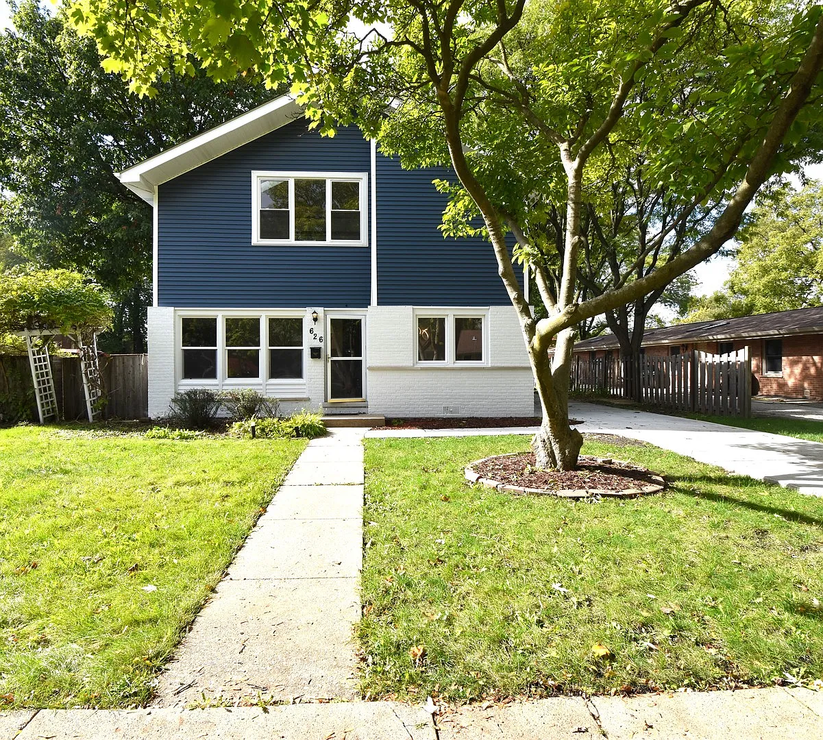 626 Beach Ave photo 1