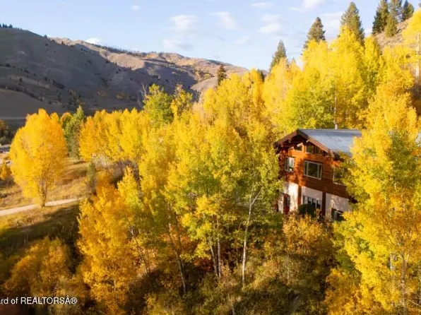 1035 E Deer Creek Dr, Jackson, WY 83001