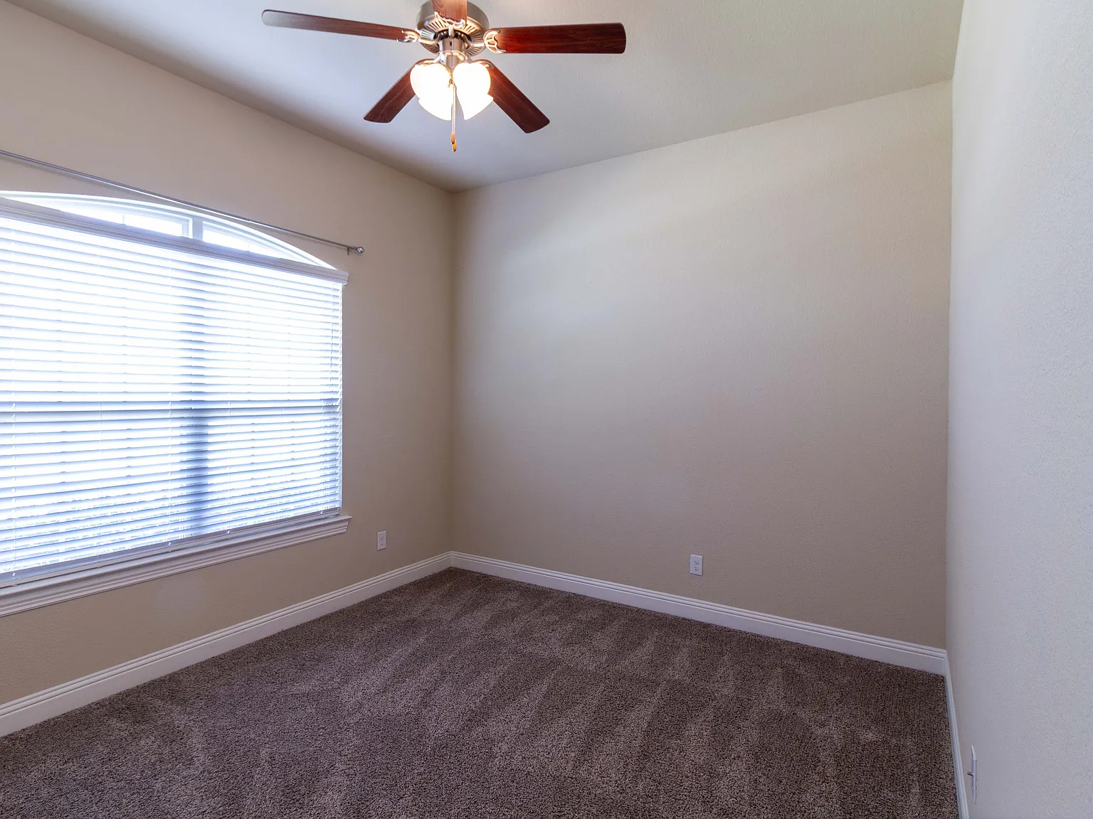 4 bed, 2033 sqft, $2,595 — Photo 3
