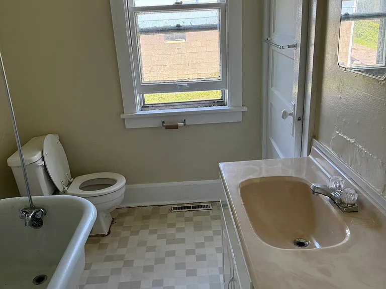 706 1/2 Mason St — Photo 17