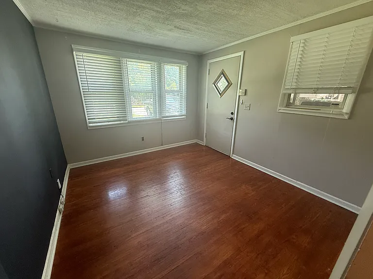 1004 Gillock St — Photo 38
