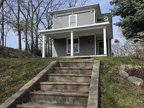 124 Center St S