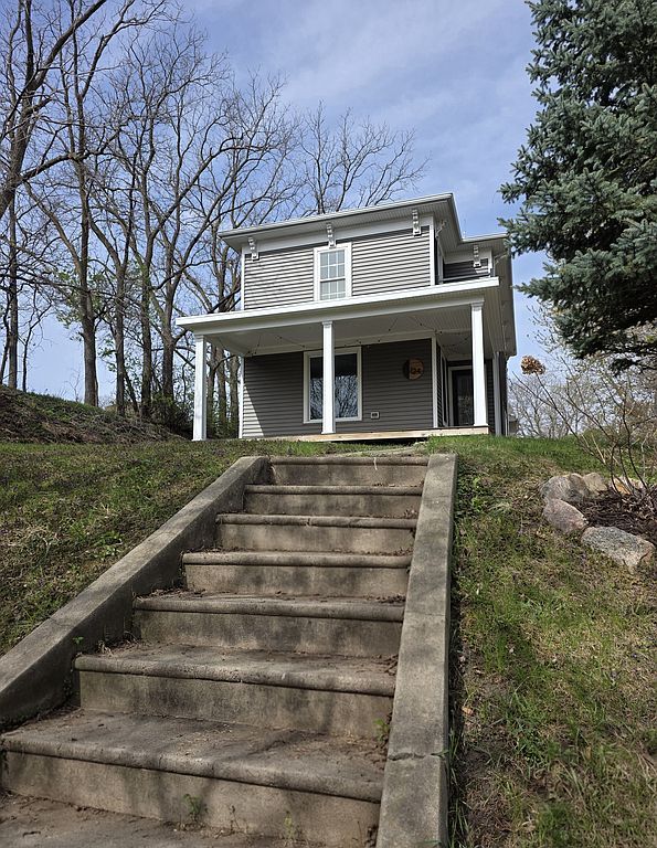 124 Center St S - Property Image
