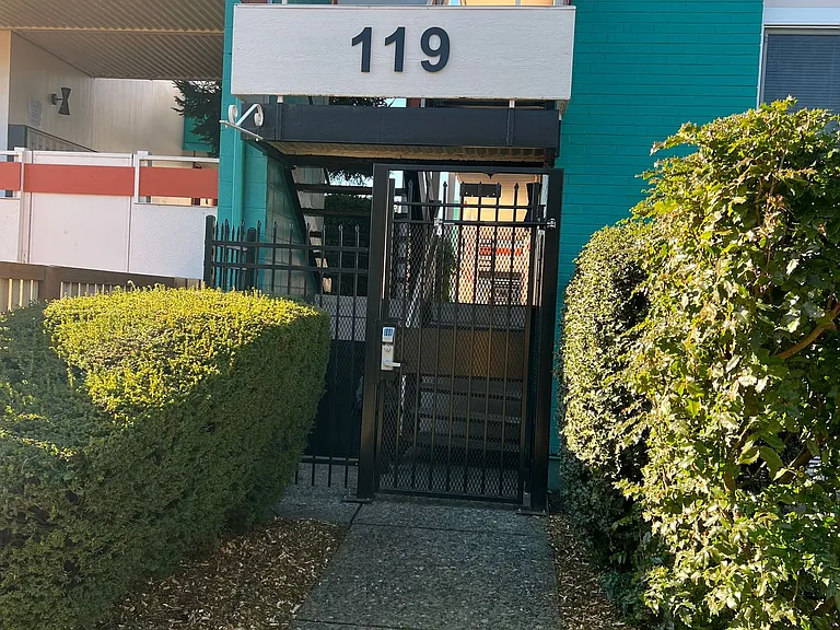The Chateau Apartments — Photo 4