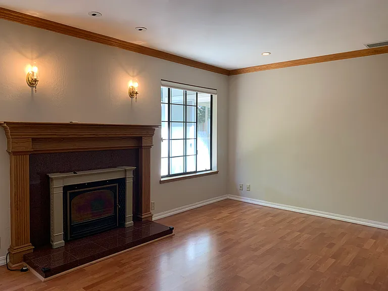 Spacious living room (right view)