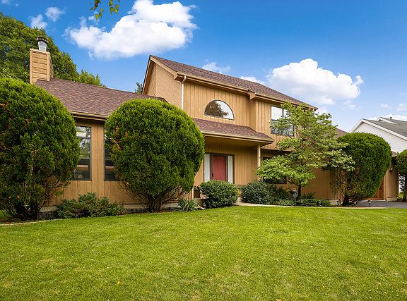 2nd image of 905 Pinehurst Dr