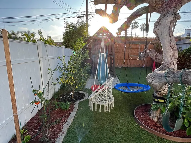 1415 Stearns Dr — Photo 41