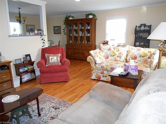 3rd image of 181 Holly Hill Dr