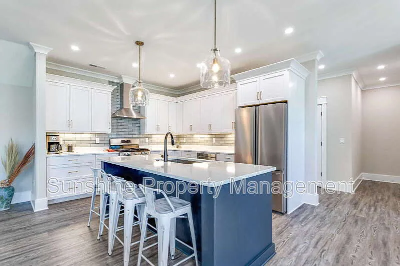 5 bed, 3.5 bath, 3000 sqft, $4,000 — Photo 4