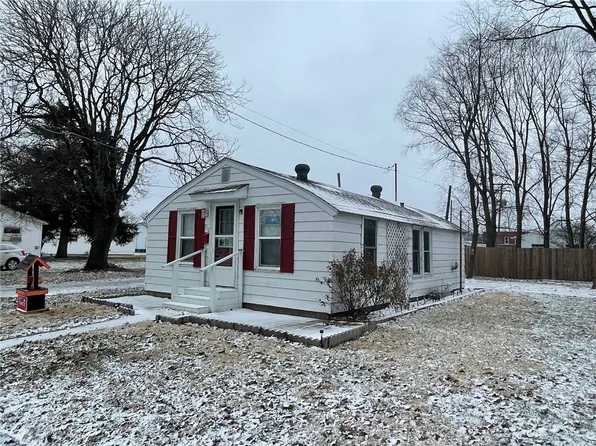 510 N Walnut St, Saint Elmo, IL 62458