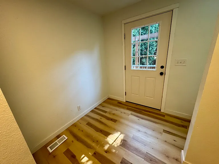 1094 NE Conifer Blvd #4 — Photo 15