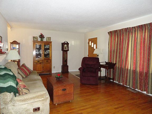 4th image of 302 E Margaret St