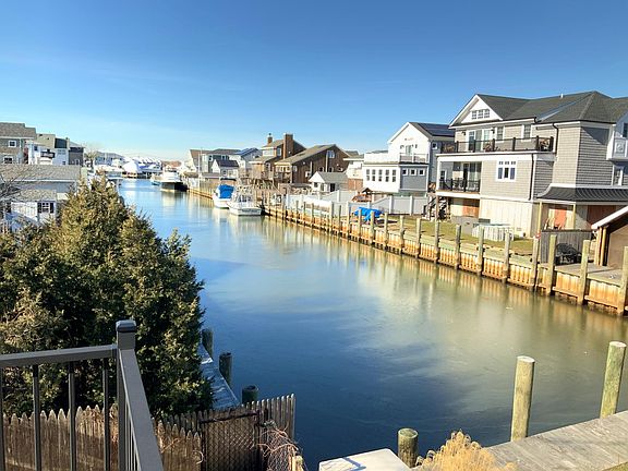 2nd image of 110 S Bay Dr