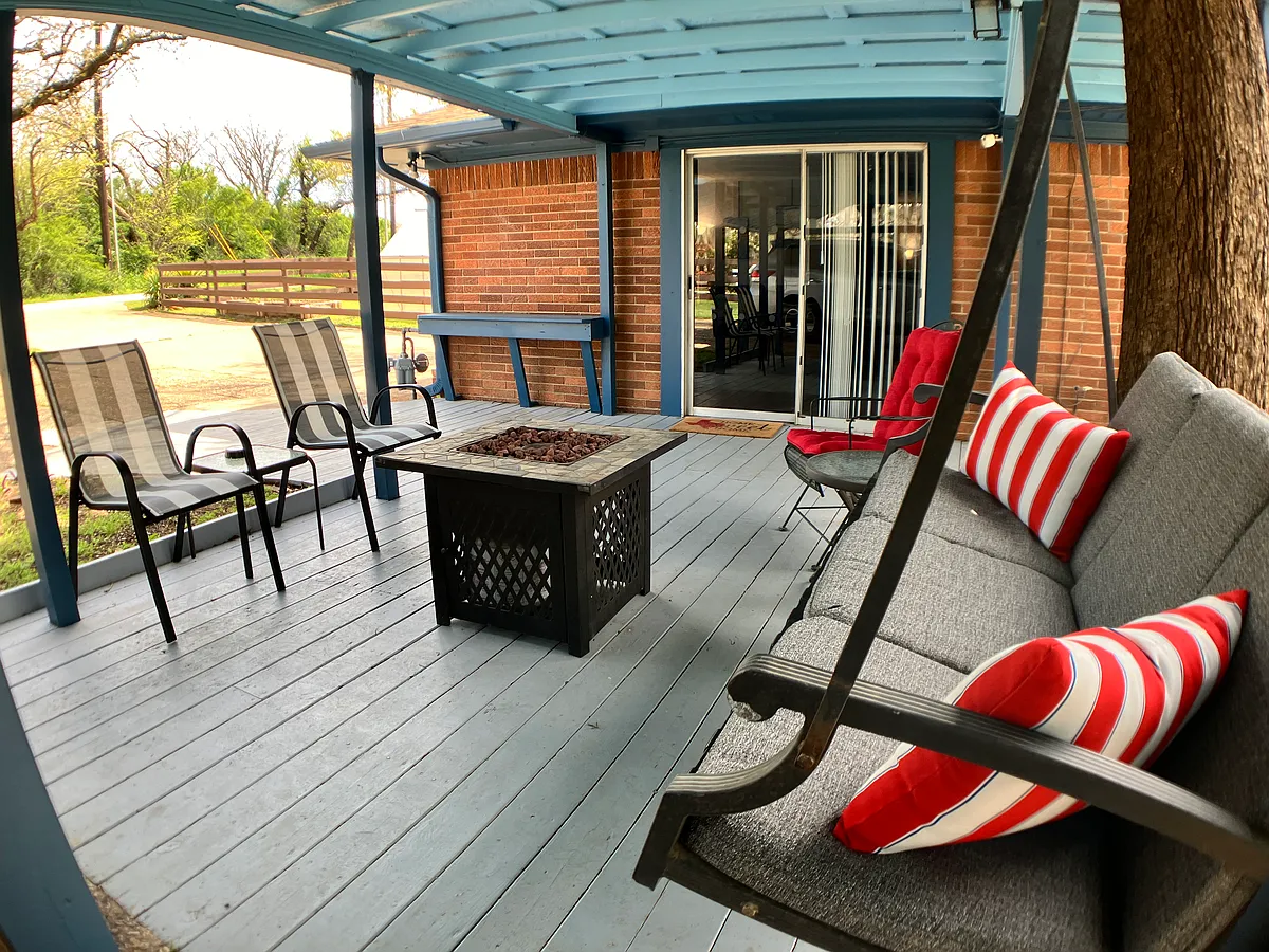 Breezeway for relaxing outdoor living, porch swing stays! - 2020 Kendolph Dr