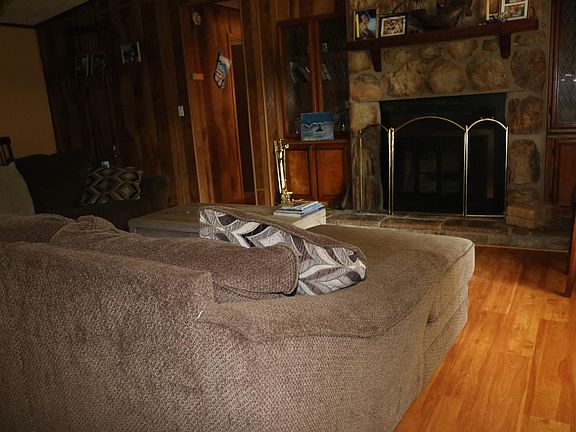 4th image of 104 Landcastle Ave