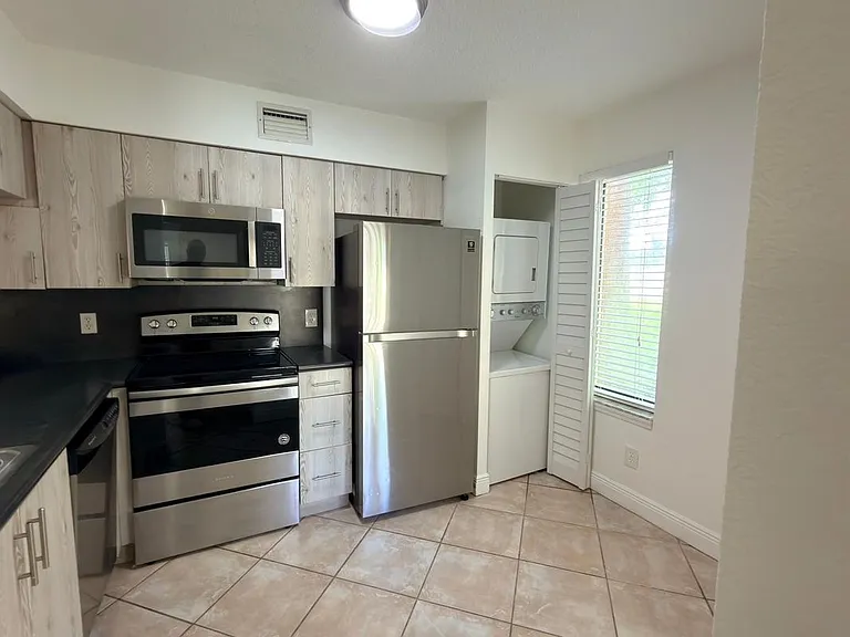 1025 Coral Club Dr — Photo 2