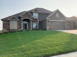6635 NW Hickory Dr, Parkville, MO 64152