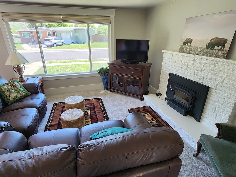 1393 Davis Ave — Photo 17