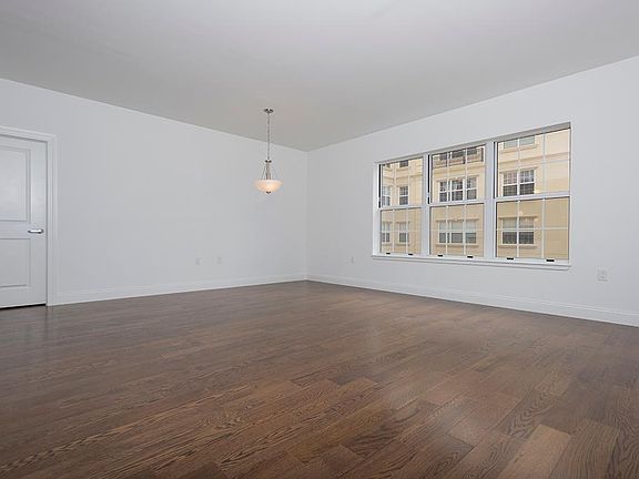 5th image of 10 Byron Pl Unit 520