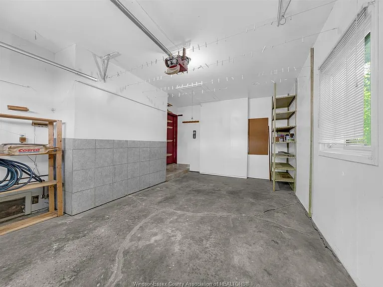 2823 Garvey Cres — Photo 41
