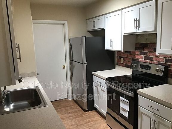 5th image of 7024 Chaucer Ln