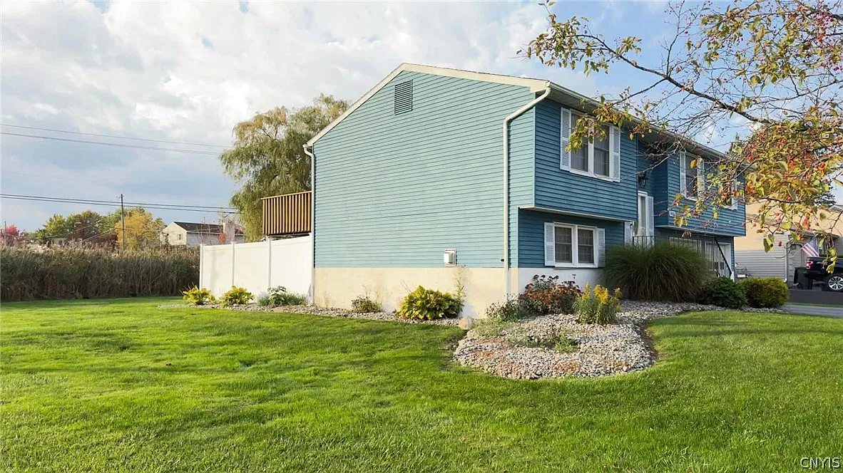 3 bed, 2.5 bath, 1622 sqft, $2,300 — Photo 2