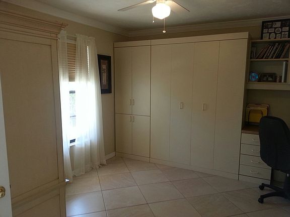 Murphy Bed guest room w/desk